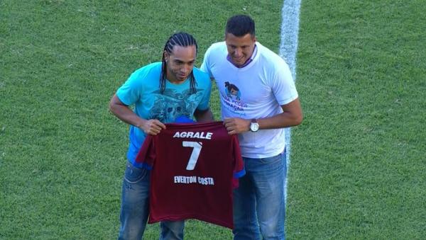 Everton Costa ganha camisa antes do jogo de Inter e Caxias