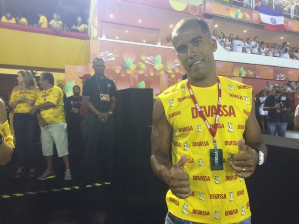 Felipe acompanhou os desfiles desta segunda-feira no camarote de uma cervejaria na Sapuca