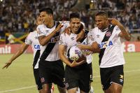 Jogadores comemoram gol de Luan