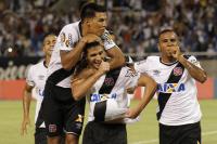Jogadores comemoram gol de Luan