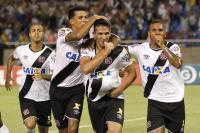 Jogadores comemoram gol de Luan