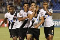 Jogadores comemoram gol de Luan