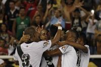 Jogadores comemoram gol de Luan