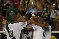 Jogadores comemoram gol de Luan