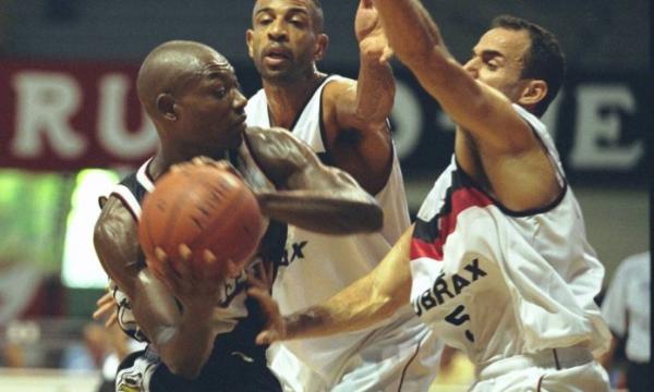 Charles Byrd, do Vasco, domina a bola diante de dois marcadores. Ideia  que o veterano, smbolo da campanha de reforma do ginsio, possa disputar partidas pelo time de So Janurio