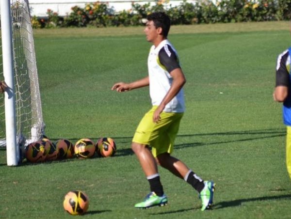 Zagueiro Linderman renovou com o Vasco