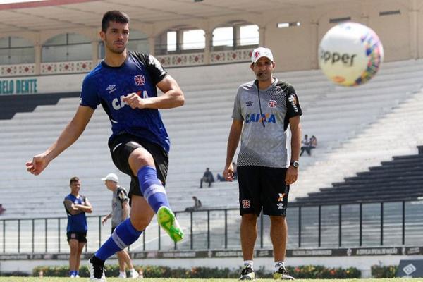 Zagueiro Luan treina pnaltis durante a atividade nesta sexta-feira no estdio de So Janurio