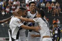 Jogadores comemoram gol de Luan