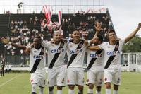 Jogadores comemoram gol de Luan