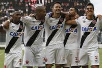 Jogadores comemoram gol de Luan