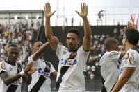 Jogadores comemoram gol de Luan