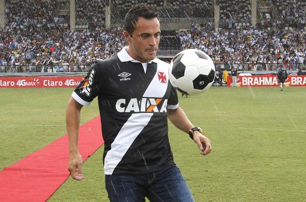 Craque fez embaixadinhas no centro do campo