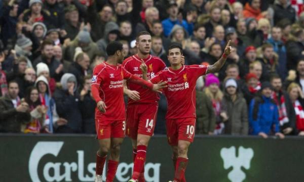 Philipe Coutinho ergue os bra�os e comemora o gola�o em Liverpool