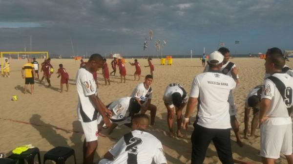 Equipes se aquecem antes da disputa