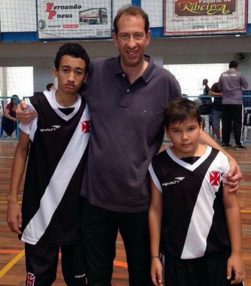 O diretor Rogrio Abreu com seus dois filhos (Joo Pedro do mirim e Matheus do pr-mirim).