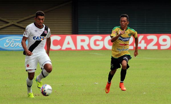 O lateral Linderman domina jogada na defesa vascana