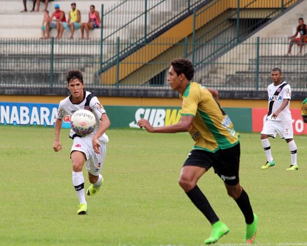Matheus Vital em ao no jogo contra o Tigres