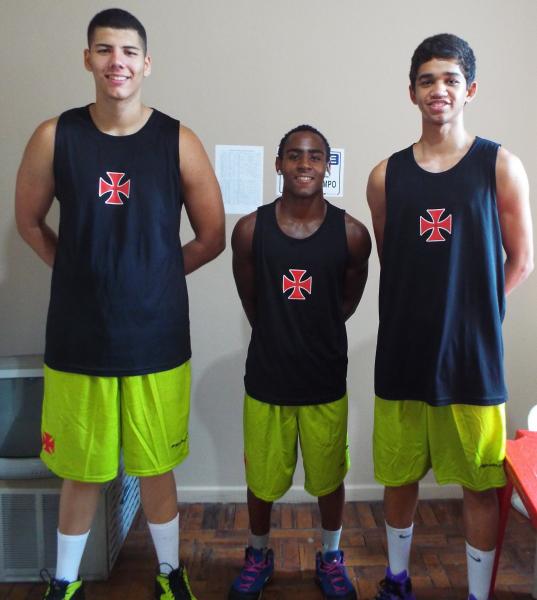 Da esquerda para a direita: Daniel (piv), Andr (armador) e Arthur (ala-piv), novos reforos que esto morando em So Janurio.