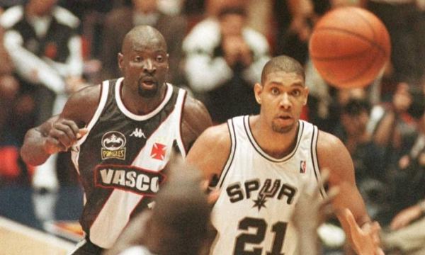 Jos Vargas, do Vasco, enfrenta Tim Duncan, do San Antonio Spurs, no McDonalds Open de Milo. Ponto alto da histria do basquete vascano