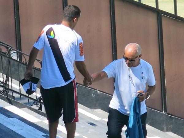 dolo do rival Flamengo, comentarista Jnior  cumprimentado por torcedor vascano