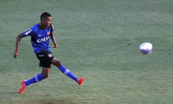 Lateral-direito titular do Vasco, Madson treina em So Janurio