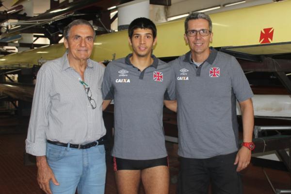 Xavier com o vice-presidente Antnio Lopes Loureno e o treinador Marcelo Neves