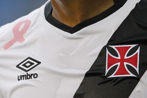ao Rosa na parte de frente da camisa do Vasco na tarde de hoje