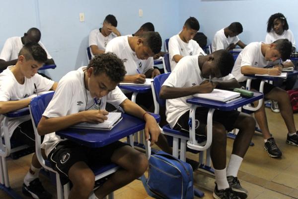 Alunos do colgio estudaram nesta tera