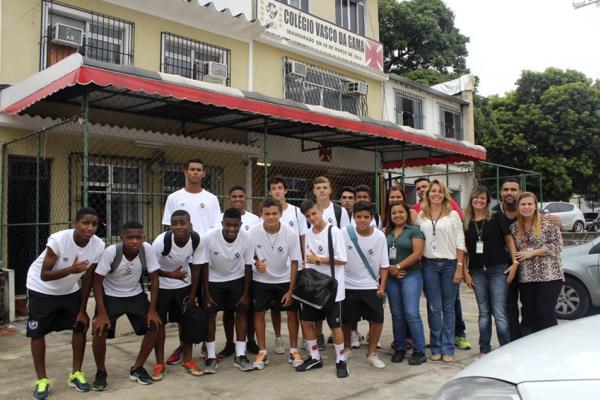 Alunos posam com professores do Colgio Vasco da Gama