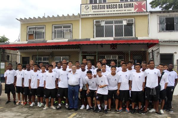 Assessor Especial da Presidncia Ricardo Vasconcellos posa com alunos do colgio