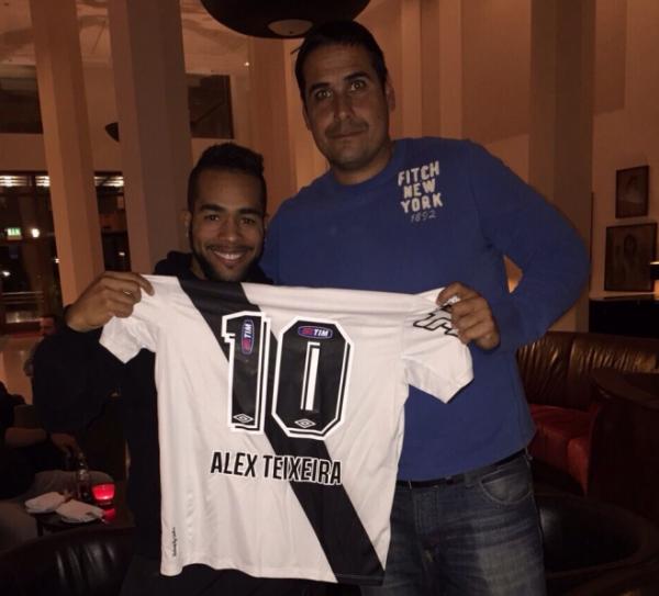 lvaro Miranda presenteou Alex Teixeira com a camisa do Vasco