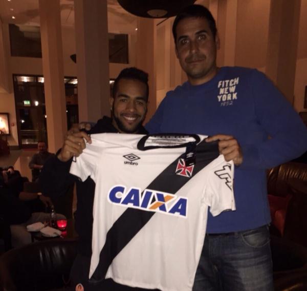 Alex Teixeira exibe camisa do Vasco com orgulho