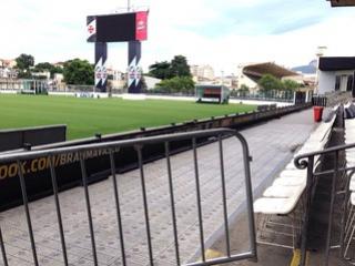 Antes com grades, cadeiras sociais do Vasco agora esto sem vidros