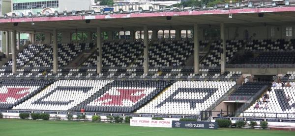 Funcionrios do clube vo terminar de retirar vidros para o jogo de quinta-feira