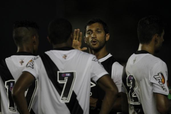 Rodney Gonalves orienta jogadores durante a partida
