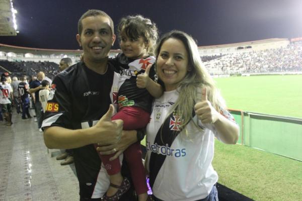 Leandro ao lado da filha e da esposa
