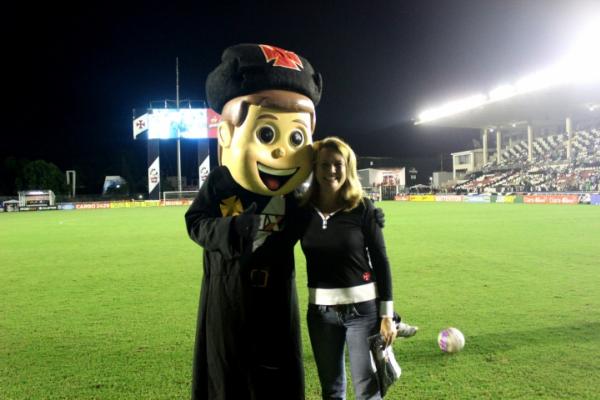 Claudete balanou as redes e ganhou uma camisa oficial