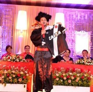 Felipe exibe paixo pelo Vasco e comemora concluso do curso