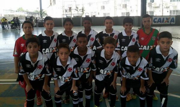 Imagem da equipe sub-11, que  tida como um dos principais favoritos ao ttulo e tem como principal destaque Agner (segundo da esq. para a dir. entre os atletas em p)