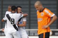 Jogadores comemoram gol de Luan