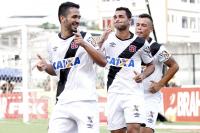 Jogadores comemoram gol de Luan