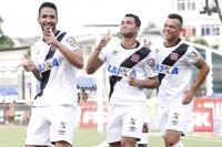 Jogadores comemoram gol de Luan