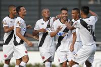 Jogadores comemoram gol de Luan