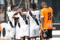 Jogadores comemoram gol de Dagoberto