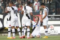 Jogadores comemoram gol de Dagoberto