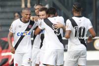 Jogadores comemoram gol de Dagoberto