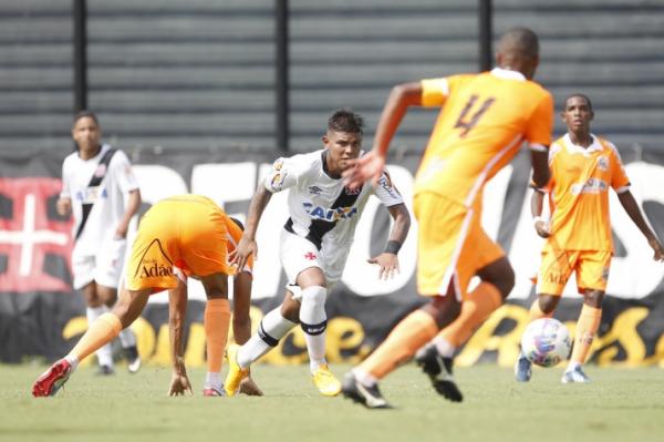 Daniel Pessoa disputa bola com jogadores do Nova Iguau