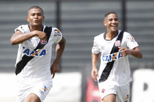 Matheus Santana (esquerda) marcou o primeiro gol do jogo