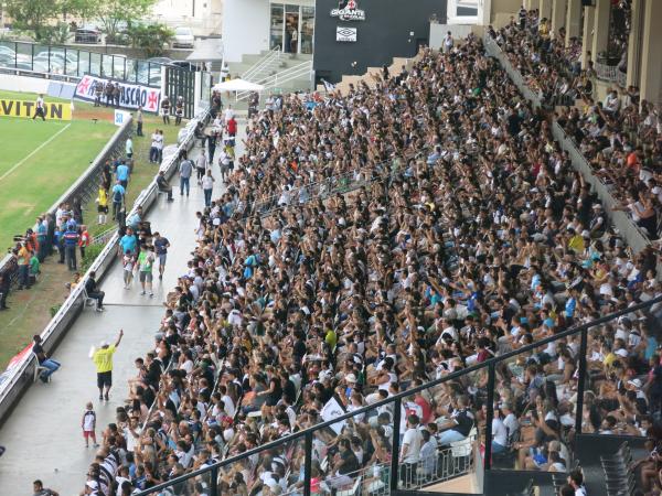 Com seguranas  frente, scios enchem setor no estdio de So Janurio