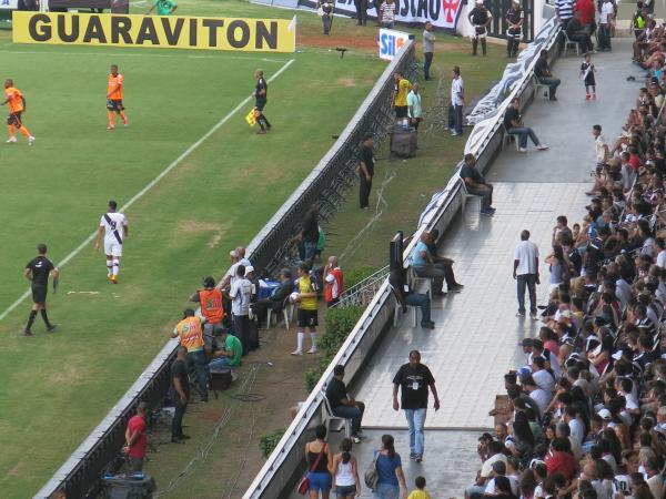 Sentados e em p, homens de preto fazem a viglia do pblico no estdio de So Janurio